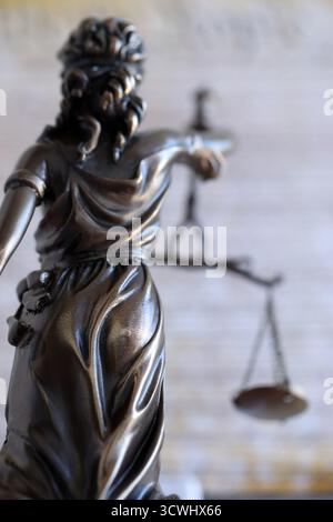 Die Statue der Gerechtigkeit Themis, die Göttin der Gerechtigkeit mit den Augen gegen die US-Verfassung Seite. Urteil und Strafe in den Vereinigten Staaten Stockfoto