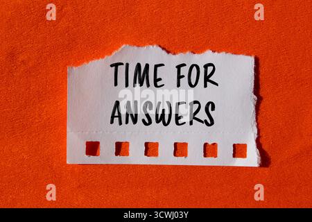 Zeit für Antwortnachricht auf gerissenem Papierhintergrund geschrieben. Symbol für die konzeptionelle Zeit für Antworten. Kopierbereich. Stockfoto