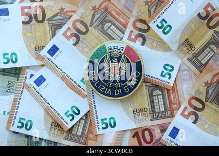 KIEW, UKRAINE - 6. SEPTEMBER 2025 Flicken der italienischen Staatspolizei auf großen Mengen von Euro-Geldscheine Nahaufnahme Stockfoto