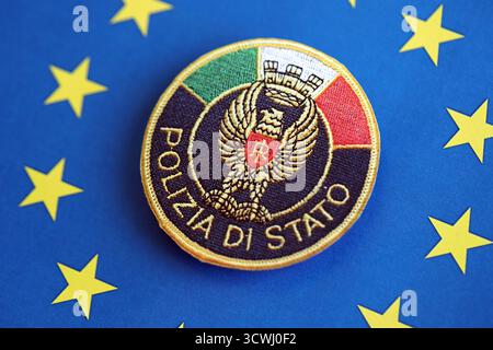 KIEW, UKRAINE - 6. SEPTEMBER 2025 Flicken der italienischen Staatspolizei auf blauer Flagge der Europäischen Union Nahaufnahme Stockfoto