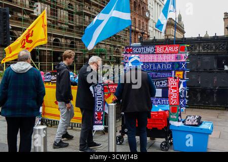 Glasgow, Schottland, Großbritannien. Oktober 2025. Schottland-Fans in Glasgow vor dem Qualifikationsspiel zur FIFA-Weltmeisterschaft 2026 gegen Belarus im Hampden Park. Fans in Teamfarben sorgten für eine lebhafte Atmosphäre in der ganzen Stadt, als die Vorfreude auf das entscheidende Qualifikationsspiel entstand. Quelle: Jacob Hughes/Alamy Live News Stockfoto