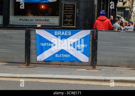 Glasgow, Schottland, Großbritannien. Oktober 2025. Schottland-Fans in Glasgow vor dem Qualifikationsspiel zur FIFA-Weltmeisterschaft 2026 gegen Belarus im Hampden Park. Fans in Teamfarben sorgten für eine lebhafte Atmosphäre in der ganzen Stadt, als die Vorfreude auf das entscheidende Qualifikationsspiel entstand. Quelle: Jacob Hughes/Alamy Live News Stockfoto