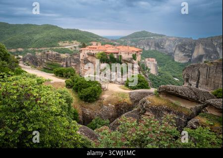 Das Heilige Kloster von Varlaam auf einem Sandstein in Meteora. Thessalien, Griechenland, Europa. Stockfoto