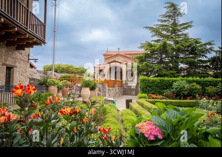 Der Innengarten des Heiligen Stephansklosters in Meteora. Thessalien, Griechenland, Europa. Stockfoto