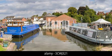 Worcester, Worcestershire, England, Großbritannien - 24. August 2025: Schmale Boote, die im Kanalbecken von Worcester am Worcester and Birmingham Canal vor Anker gebracht wurden. Stockfoto