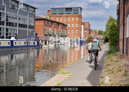 Worcester, Worcestershire, England, Vereinigtes Königreich - 24. August 2025: Menschen, die auf dem Weg des Worcester and Birmingham Canal reiten. Stockfoto