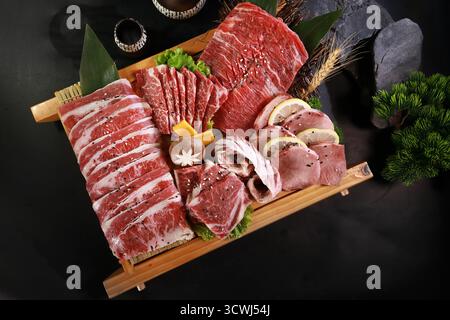 wagyu-Rinderteller, japanische Yakiniku-Platte, Barbecue-Platte, Wagyu-Rindfleischset Stockfoto