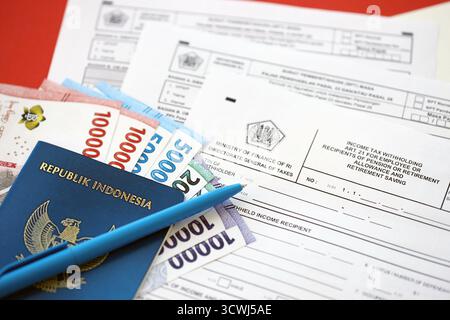 KIEW, UKRAINE - 27. JANUAR 2024 indonesische Steuerformulare 1721 a1 Einkommensteuereinbehaltung Art 21 für Arbeitnehmer oder Empfänger von Renten, Altersvorsorge, Altersvorsorge und anderen Steuerpapieren Stockfoto