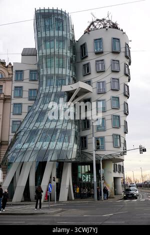 Vertikaler Blick auf das Tanzende Haus (Tancici Dum), ein Wahrzeichen moderner Architektur von Frank Gehry an der Moldau Uferpromenade, Prag, Tschechische Republik Stockfoto