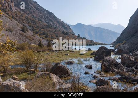 See- und Berglandschaft im Fann-Gebirge Pamir Alay Tadschikistan Stockfoto