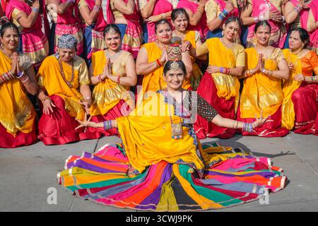 London, Großbritannien. Oktober 2025. Teilnehmer der lebhaften Eröffnungstanz-Sequenz, die dieses Jahr einen Pfauentanz, Monsun, Ernte, Blitz und Sommer darstellt. Die Feier des Diwali, das Festival of Lights, der Hauptstadt am Trafalgar Square, zeigt freudige Elemente der Kultur aus Londons Hindu-, Sikh- und Jain-Gemeinden mit Tanz, Musik, Aktivitäten, Marktständen und Essen. Quelle: Imageplotter/Alamy Live News Stockfoto