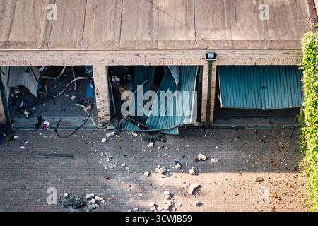 Izegem, Belgien. Oktober 2025. Dieses Drohnenbild zeigt die Szene der gestrigen Explosion in der Straße Baron de Pelichystraat in Izegem am Sonntag, den 12. Oktober 2025. Am Samstagabend explodierte ein Fahrzeug im Stadtzentrum von Izegem und beschädigte die Gebäude der Nachbarschaft. BELGA FOTO KURT DESPLENTER Credit: Belga Nachrichtenagentur/Alamy Live News Stockfoto
