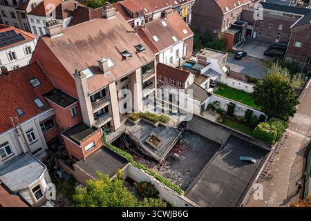 Izegem, Belgien. Oktober 2025. Dieses Drohnenbild zeigt die Szene der gestrigen Explosion in der Straße Baron de Pelichystraat in Izegem am Sonntag, den 12. Oktober 2025. Am Samstagabend explodierte ein Fahrzeug im Stadtzentrum von Izegem und beschädigte die Gebäude der Nachbarschaft. BELGA FOTO KURT DESPLENTER Credit: Belga Nachrichtenagentur/Alamy Live News Stockfoto