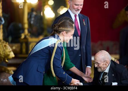 Madrid. Spanien. 20251012 nimmt König Felipe VI. Von Spanien, Königin Letizia von Spanien, Kronprinzessin Leonor, Prinzessin Sofia, Alvaro Pombo am Empfang des Königspalastes am 12. Oktober 2025 in Madrid Teil Stockfoto