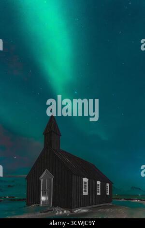 Nordlichter über der Schwarzen Kirche von Budir, Island Stockfoto