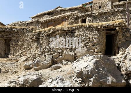 Blick auf das Bergdorf (Kishlak) im Fann-Gebirge im Pamir-Alay-Gebirge in Tadschikistan Stockfoto