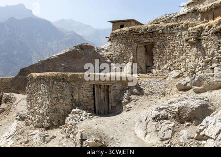 Blick auf das Bergdorf (Kishlak) im Fann-Gebirge im Pamir-Alay-Gebirge in Tadschikistan Stockfoto