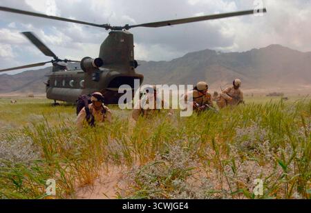 BAGRAM, AFGHANISTAN - 10. Juni 2005 - US-Soldaten errichten einen Sicherheitsbereich, nachdem sie einen CH-47 Chinook-Hubschrauber der US-Armee während einer Quick Reaction Force Übung in der East River Range in der Nähe von Bagram, Afghanistan, verlassen haben. Die Soldaten stammen von der Alpha Company, 3. Bataillon, 141. Infanterieregiment der Texas Army National Guard - Foto: Geopix/US Army/Harold Fields Stockfoto