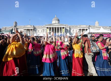 London, UK, 12. Oktober 2025. Die Sonne strahlte für den Bürgermeister von London's Diwali on the Square, mit dem Trafalgar Square voller Menschen für eine der größten Feierlichkeiten des Lichterfestes außerhalb Indiens. Kredit : Monica Wells/Alamy Live News Stockfoto
