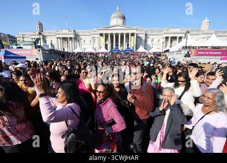London, UK, 12. Oktober 2025. Die Sonne strahlte für den Bürgermeister von London's Diwali on the Square, mit dem Trafalgar Square voller Menschen für eine der größten Feierlichkeiten des Lichterfestes außerhalb Indiens. Kredit : Monica Wells/Alamy Live News Stockfoto