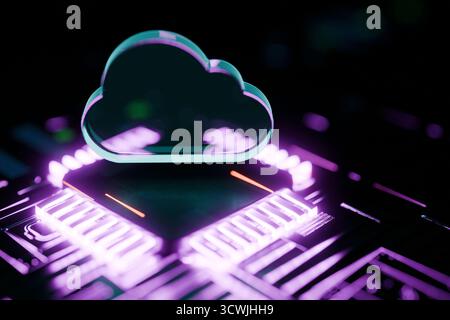 Gllowing Cloud Symbol und CPU über Einer digitalen Leiterplatte, repräsentiert Cloud Computing, Datenspeicherung, Internettechnologie, digitale Innovation, Und Fut Stockfoto