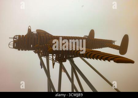Vereinigtes Königreich, Norton Disney, Lincolnshire, Bomber County Gateway Trust Memorial. Die Skulptur des Lancaster Bombers erscheint durch den Nebel des Lancaster Bombers „On Freedom's Wings Sculpture“ am 11. Oktober 2025 in Norton Disney Lincolnshire. Quelle: John Mallett/Alamy Live News Stockfoto