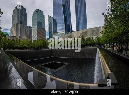 Foto des 9-11 in New York City gehaltenen Springbrunnens, symbolisiert Erinnerung und Widerstandsfähigkeit. Ideal für Reisen, Architektur und urbane Themen, die mit Geschichte verbunden sind, Stockfoto