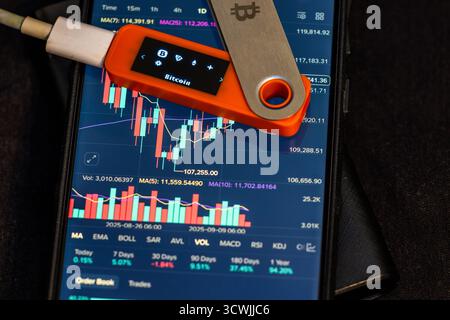 Nahaufnahme des Smartphones, das die Ethereum-Karte in Innenräumen anzeigt Stockfoto