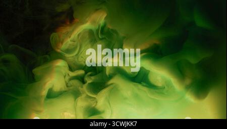 Hintergrund malen. Nebelglitzernwolke. Defokussierte grüne Farbspritzer schimmernde Wasser-Regenbogentextur, die sich auf dunkel-schwarzer Kunstabstraktion aus Acryl ausbreitet. Stockfoto