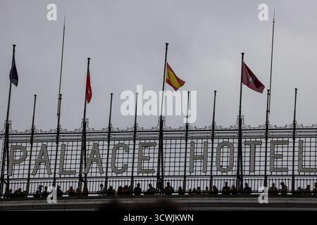 Madrid, Spanien. Oktober 2025. Mehrere Personen beobachten die Parade am 12. Oktober in Madrid unter einem Schild für das Palace Hotel während der Militärparade am 12. Oktober, dem Nationalfeiertag, unter der Leitung von König Felipe VI., Königin Letizia, ihren Töchtern Leonor de Borbón, Prinzessin von Asturien, und Infanta Sofía de Borbón. Quelle: D. Canales Carvajal/Alamy Live News Stockfoto