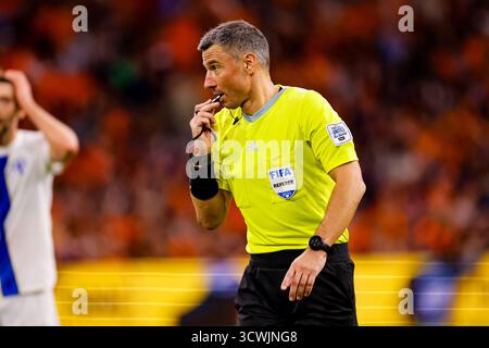 Amsterdam - Schiedsrichter Slavko Vincic während der europäischen Qualifikationsrunde am Spieltag 8 2025/2026. Das Spiel findet am 12. Oktober 2025 in der Johan Cruyff Arena in Amsterdam statt. (VK Sportphoto/Raymond Smit) Stockfoto