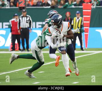 London, Großbritannien. Oktober 2025. Der Denver Broncos Wide Receiver Marvin Mims jr läuft mit dem Fußball in ihrem Spiel gegen die New York Jets am Sonntag, den 12. Oktober 2025, im Tottenham Football Stadium in London. Die Broncos gewannen das Spiel mit 13:11. Foto: Hugo Philpott/UPI Credit: UPI/Alamy Live News Stockfoto