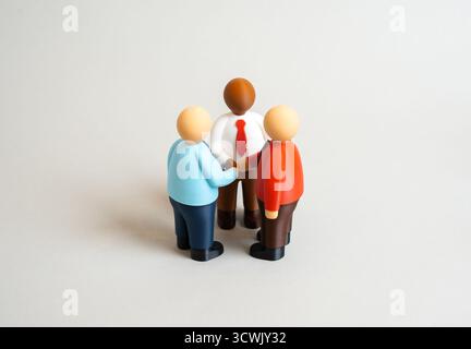 Drei Büroangestellte halten Hände im Kreis. Zusammenschluss, Zusammenarbeit. Partnerschaft. Einheit im Team, Vertrauen, Führung und kollektiver Erfolg. Offic Stockfoto