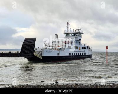 Loch Shira, Largs nach Cumbrae Ferry am Largs Ferry Terminal, Largs, Ayrshire, Schottland. Die Tür der Fährrampe wird geschlossen, die Fähre verlässt den Fährhafen Stockfoto