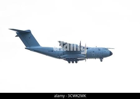 Die Royal Air Force A400M Atlas transportiert Militärflugzeuge im Flug gegen den weißen Himmel Stockfoto