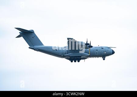 RAF Airbus A400M Atlas transportieren Militärflugzeuge im Flug gegen bewölkten Himmel Stockfoto