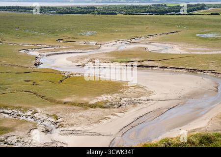 Luftaufnahme der Gezeitenkanäle und des Salzmohrs bei Humphrey Head, Cumbria Stockfoto
