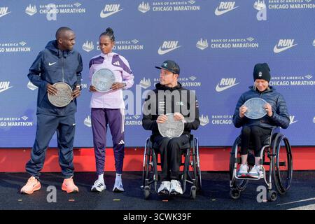 Chicago, Usa. Oktober 2025. Der beste Gewinner des Bank of America Chicago Marathon, der Sieger der Männer Jacob Kiplimo aus Uganda, der Sieger der Frauen Hawi Feysa Gejia aus Äthiopien, der Sieger des Herren-Rollstuhls Marcel Hug 1. Aus der Schweiz und Susannah Scaroni 1. Aus den USA am Sonntag, den 12. Oktober 2025 in Chicago. Foto: Mark Black/UPI Credit: UPI/Alamy Live News Stockfoto