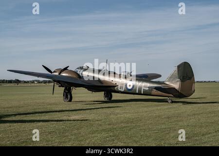 RAF Spitfire Kampfflugzeug auf dem Grasflugplatz in Duxford Stockfoto