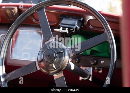 Verchromtes Lenkrad und Armaturenbrett-Innenraum eines klassischen Oldtimers Stockfoto