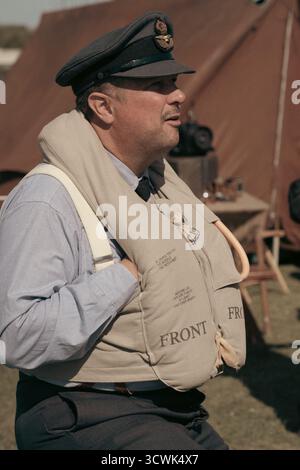 RAF-Offizier in Vintage-Uniform mit Schwimmweste auf der Duxford Airshow Stockfoto