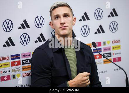 Belfast, Großbritannien. Oktober 2025. Fußball: Nationalmannschaft, WM-Qualifikation, vor dem Spiel in Belfast, Windsor Park Stadium, Pressekonferenz Deutschland, Nico Schlotterbeck spricht auf der Pressekonferenz. Hinweis: Christian Charisius/dpa - WICHTIGER HINWEIS: Gemäß den Vorschriften der DFL Deutschen Fußball-Liga und des DFB Deutschen Fußball-Bundes ist es verboten, im Stadion und/oder des Spiels aufgenommene Fotografien in Form von sequenziellen Bildern und/oder videoähnlichen Fotoserien zu verwenden oder zu verwenden./dpa/Alamy Live News Stockfoto