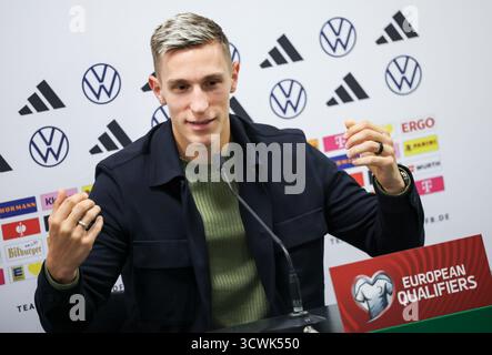 Belfast, Großbritannien. Oktober 2025. Fußball: Nationalmannschaft, WM-Qualifikation, vor dem Spiel in Belfast, Windsor Park Stadium, Pressekonferenz Deutschland, Nico Schlotterbeck spricht auf der Pressekonferenz. Hinweis: Christian Charisius/dpa - WICHTIGER HINWEIS: Gemäß den Vorschriften der DFL Deutschen Fußball-Liga und des DFB Deutschen Fußball-Bundes ist es verboten, im Stadion und/oder des Spiels aufgenommene Fotografien in Form von sequenziellen Bildern und/oder videoähnlichen Fotoserien zu verwenden oder zu verwenden./dpa/Alamy Live News Stockfoto
