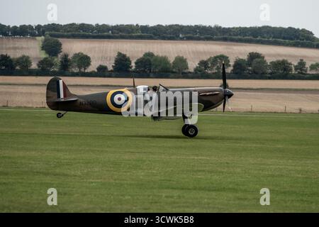 Supermarine Spitfire in RAF-Markierungen auf dem Grasflugplatz in Duxford Stockfoto