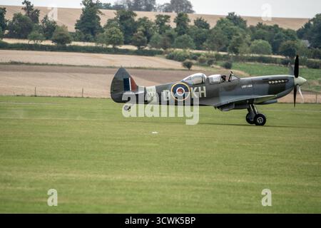 Supermarine Spitfire Kampfflugzeug auf dem Grasflugplatz in Duxford Stockfoto