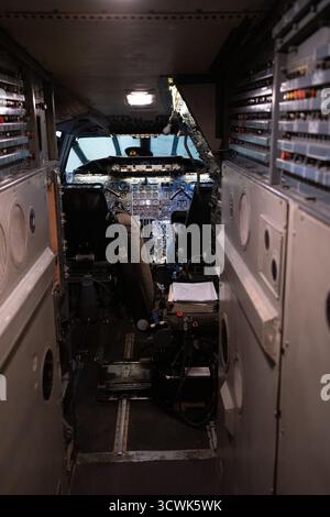 Cockpit-Innenraum für Oldtimer-Flugzeuge mit Schalttafeln und Instrumenten im Luftfahrtmuseum Stockfoto