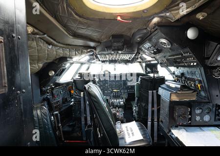 Innenraum des historischen Militärflugzeugs mit Instrumentenbrett und Pilotensteuerung Stockfoto