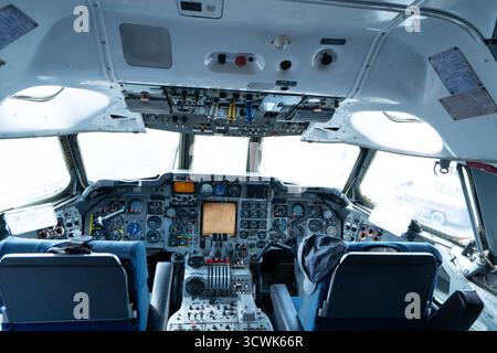 Das Cockpit des Flugzeugs zeigt Pilotensitze und Instrumentenbrett in Duxford Stockfoto