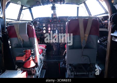 Innenraum im Cockpit eines Oldtimer-Flugzeugs mit Pilotensitzen und Instrumentenbrett in Duxford Stockfoto