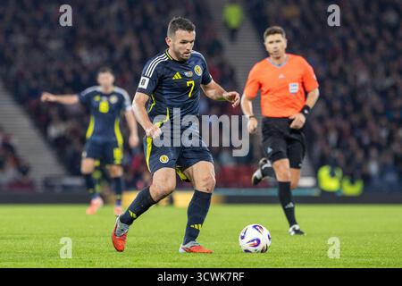 Glasgow, Großbritannien. Oktober 2025. Schottland spielte Weißrussland im Hampden Park, Glasgow, Großbritannien, in einer Europameisterschaft für die Weltmeisterschaft. Das Finale war Schottland mit 2:1, Weißrussland. John McGinn (S7) mit dem Ball. Quelle: Findlay/Alamy Live News Stockfoto